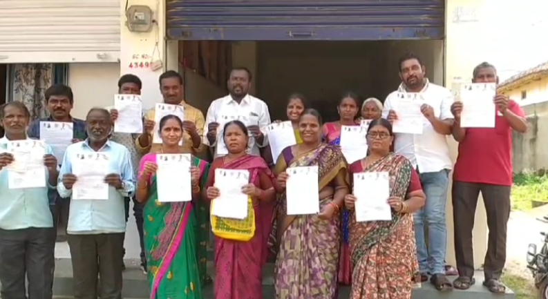 కామారెడ్డి మున్సిపల్ పరిధిలో, సబ్సిడీ వంటగ్యాస్ సిలిండర్ల పత్రాలను కౌన్సిలర్లు అందించారు. ఈ కార్యక్రమంలో సీఎం రేవంత్ రెడ్డికి కృతజ్ఞతలు తెలిపి ప్రజలకు సేవలు అందించారు