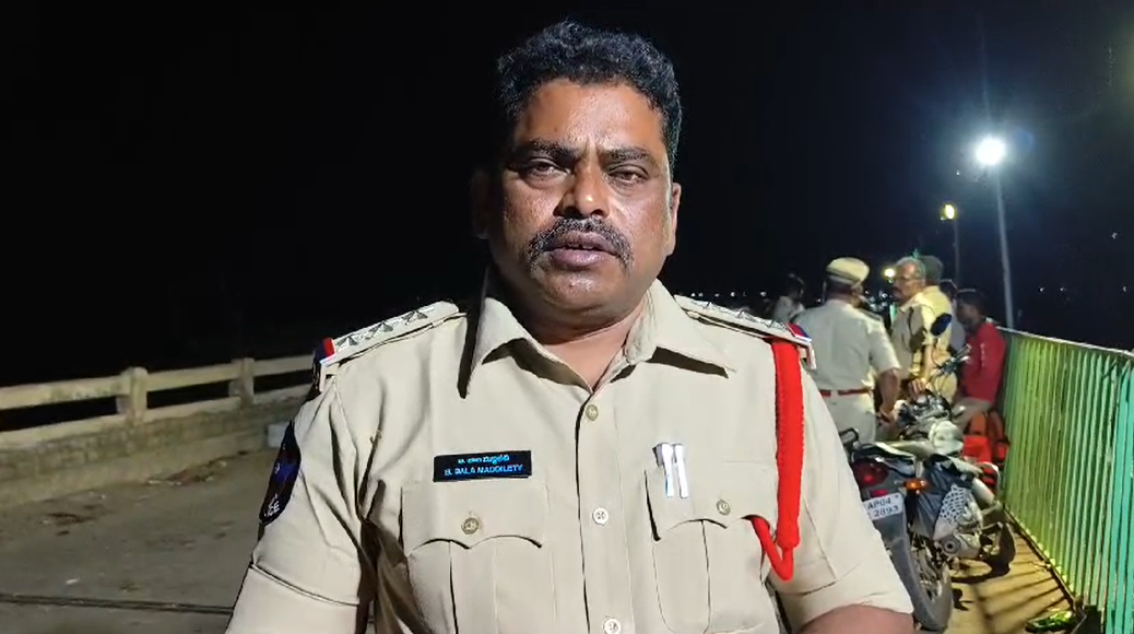 కడప జిల్లా పెన్నానది పరివాహక ప్రాంత ప్రజలకు, ప్రొద్దుటూరు రూరల్ సీఐ బాల మద్దిలేటి మీడియాతో మాట్లాడుతూ పెన్నానదిలో ప్రస్తుతం నీటి ప్రవాహం అధికంగా ఉందని తెలిపారు.