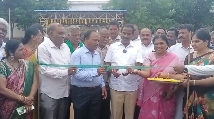 ప్రత్తిపాడు జిల్లా పరిషత్ పాఠశాలలో స్కూల్ గేమ్స్ ఫెడరేషన్ పోటీలు ప్రారంభమయ్యాయి. MLA బూర్ల రామాంజనేయులు ముఖ్య అతిథిగా హాజరయ్యారు.
