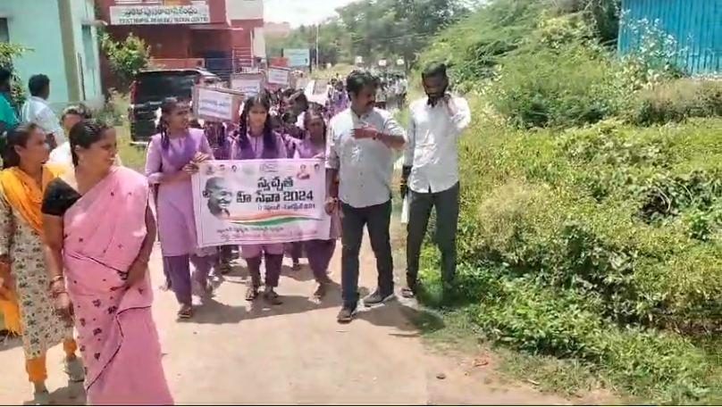 రోద్దం మండలంలో మహాత్మా గాంధీ వారసత్వాన్ని గౌరవిస్తూ స్వచ్ఛతపై ర్యాలీ నిర్వహించారు. గ్రామాలను పరిశుభ్రంగా ఉంచుకోవాలని పిలుపు ఇచ్చారు. మెడికల్ క్యాంప్ ఏర్పాటు చేసి కార్మికులకు హెల్త్ చెకప్ నిర్వహించారు.