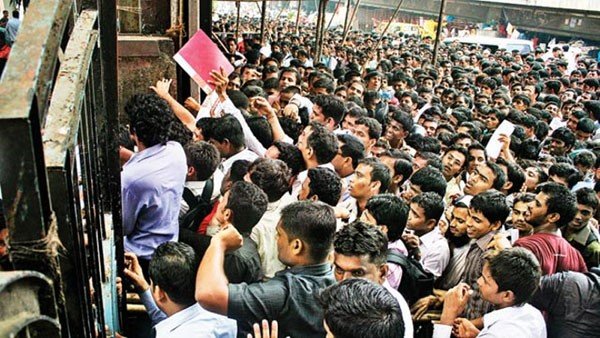 హర్యానాలో స్వీపర్ పోస్టుకు 39,990 గ్రాడ్యుయేట్లు, 6,112 పోస్టు గ్రాడ్యుయేట్లు, 1.2 లక్షల అండర్ గ్రాడ్యుయేట్లు దరఖాస్తు చేసుకున్నారు. 15 వేల వేతనం.