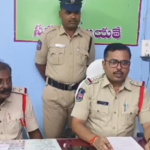 నాగిరెడ్డిపేట్‌లో భార్య చేత భర్తపై గొడ్డలితో దాడి జరిగింది. మోహన్ గాయపడిన అనంతరం, భార్య నిర్మల ముసుగు దొంగల దాడి కట్టుకథ చెబుతూ పారిపోయింది