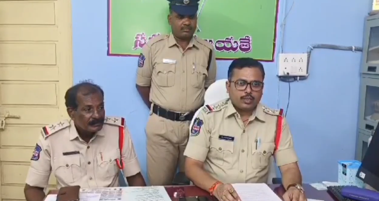 నాగిరెడ్డిపేట్‌లో భార్య చేత భర్తపై గొడ్డలితో దాడి జరిగింది. మోహన్ గాయపడిన అనంతరం, భార్య నిర్మల ముసుగు దొంగల దాడి కట్టుకథ చెబుతూ పారిపోయింది
