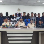 హ్యాష్ ఆయిల్, గంజాయి చాక్లెట్ ముఠా పట్టివేతలో ఎస్ఓటీ అపరేషన్ మీర్పేట్, ఆదిబట్ల పోలీసుల సంయుక్త ఆపరేషన్లో హ్యాష్ ఆయిల్, గంజాయి చాక్లెట్ విక్రయిస్తున్న అంతరాష్ట్ర ముఠాను అదుపులోకి తీసుకున్నారు.