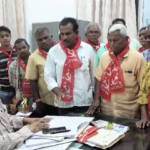 కోవూరు ఎమ్మార్వో ఆఫీస్ వద్ద సీపీఎం నిరసన CPM leaders protested at Kovur MRO office, demanding free sand for construction workers. They submitted a petition, urging the government to address the issue.