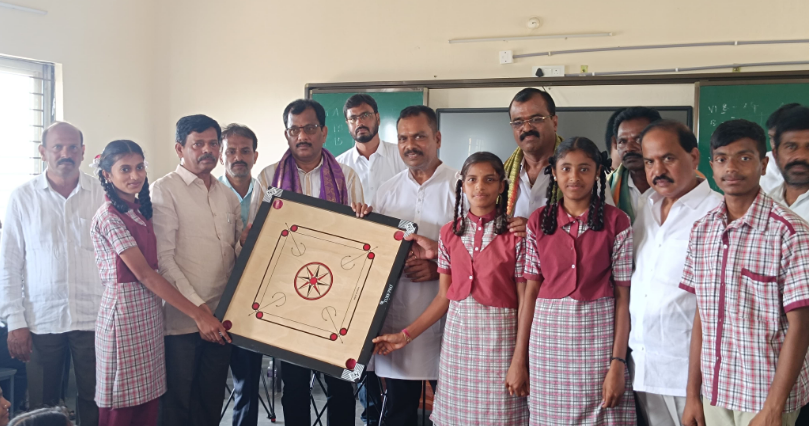 Congress leaders donated computer tables and sports equipment to the Zilla Parishad High School in Gazwel. They emphasized the importance of skill-based education in government schools.