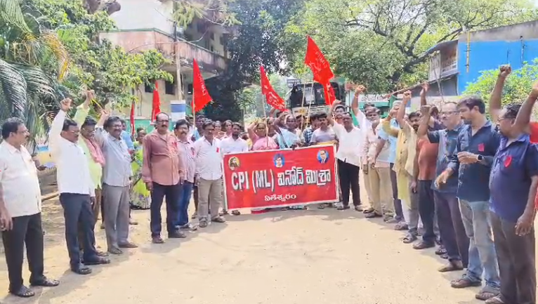 RTC workers in Aleshwaram conducted a relay hunger strike demanding the revocation of illegal suspension of conductor Nalla Srinivas. CPI ML leaders supported the workers, criticizing the management's autocratic policies and emphasizing the importance of job security.