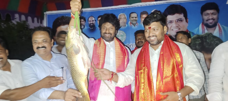 A free fish seed distribution program was held in Ramagundam under the Telangana government, attended by local leaders to support fishermen's families.