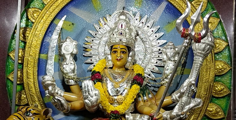 Sri Durga Malleswara Temple began the grand Sharannavaratri celebrations on October 3, 2024, with Kalasha Sthapana at 9:18 AM. Daily rituals and Annadanam are ongoing.