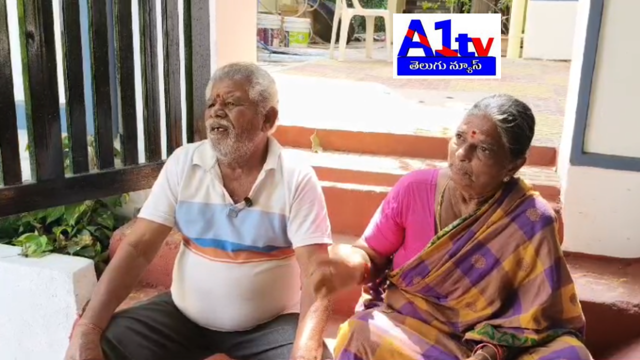 Shivamma and Mallayya, elderly parents from Vani Nagar, protested for the return of 30 tulas of gold that their daughter refused to return. Despite approaching the police, the parents took to the streets with the help of human rights activists.