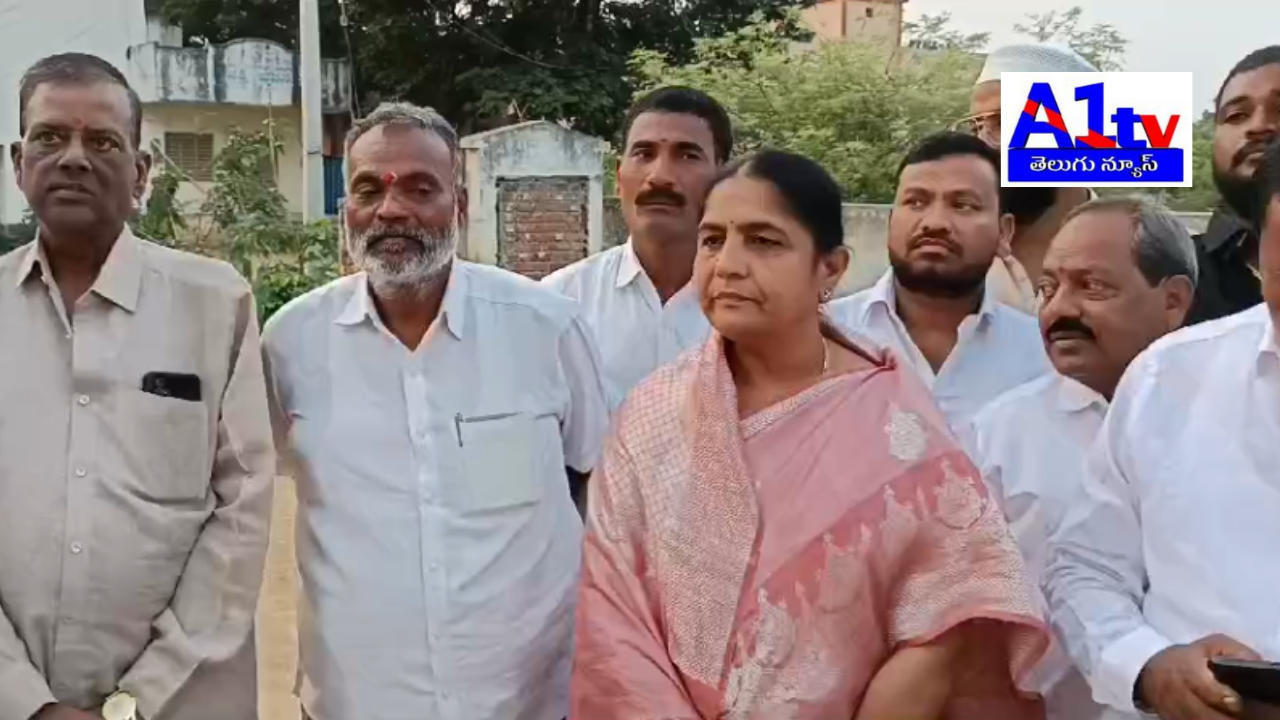 Narsapur MLA Vakit Sunita Lakshmareddy announced a farmer protest on November 9 in Kolcharam Mandal, with former Minister T. Harish Rao also attending.
