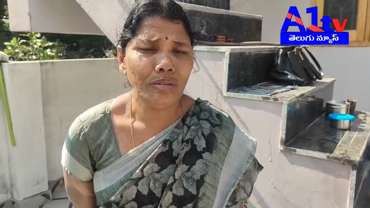 Unknown burglars stole 30 tolas of gold and 80 thousand cash from a woman's house in Charagondla Mallayya Colony, Palakurthi. Police are investigating.