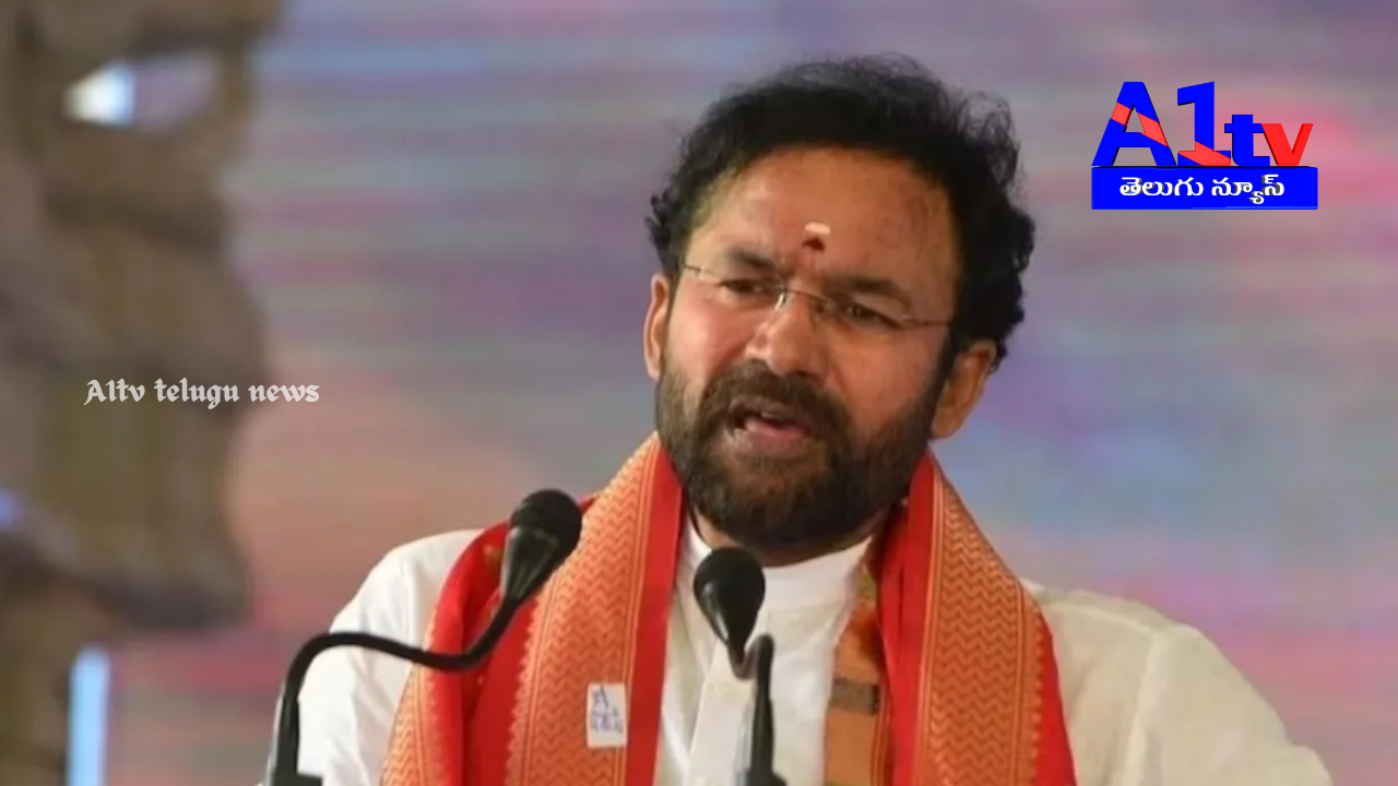 కేంద్ర మంత్రి కిషన్ రెడ్డి చెరువుల ఆక్రమణను అరికట్టే చట్టం కొత్తది కాదని, కాంగ్రెస్ ప్రభుత్వం పాత చట్టానికే హైడ్రా అనే పేరు పెట్టిందని అన్నారు. ఈరోజు హైదరాబాద్‌లో మీడియాతో మాట్లాడిన ఆయన, కాంగ్రెస్ పాలన గ్రామాల్లో ఉద్యోగులకు వేతనాలు ఇవ్వలేని స్థితికి దారితీసిందని విమర్శించారు. జీహెచ్ఎంసీ పరిధిలో గత ఏడు నెలలుగా వీధిలైట్ల నిర్వహణకు నిధులు కేటాయించలేదని ఆయన అన్నారు. గత బీఆర్ఎస్ ప్రభుత్వం తెలంగాణను అప్పుల రాష్ట్రంగా మార్చితే, ఇప్పుడు కాంగ్రెస్ ప్రభుత్వం అదే విధానాన్ని కొనసాగిస్తోందని విమర్శించారు. అభివృద్ధి కార్యక్రమాలను నిర్లక్ష్యం చేస్తూ ప్రజలను మోసం చేస్తున్నారని ఆరోపించారు. మెట్రో రైల్ రెండో దశకు కేంద్రం నుంచి సాయం అందుతోందని, ఇది తమ బాధ్యతగా పరిగణిస్తున్నామని చెప్పారు. కేంద్రం సహాయంతో అభివృద్ధి పనులు జరుగుతున్నా, రాష్ట్ర ప్రభుత్వం తన వైఫల్యాలను కప్పిపుచ్చుకునేందుకు కొత్త పేర్లతో పాత చట్టాలను ప్రవేశపెడుతోందని విమర్శించారు. తెలంగాణ ప్రజలకు న్యాయం చేయాలని కోరుకుంటే, బీజేపీకి మద్దతు ఇవ్వాలని పిలుపునిచ్చారు. స్థానిక సంస్థల ఎన్నికల్లో బీజేపీ మాత్రమే ఓట్లు అడిగే హక్కు కలిగిన పార్టీ అని అన్నారు. రాష్ట్రంలో ప్రజలకు ఉపశమనం కలిగించే విధంగా కేంద్ర ప్రభుత్వం పలు ప్రాజెక్టులకు నిధులు కేటాయిస్తోందని కిషన్ రెడ్డి తెలిపారు. కాంగ్రెస్ ప్రభుత్వం ప్రజా సంక్షేమం కంటే రాజకీయ ప్రయోజనాలకే ప్రాధాన్యత ఇస్తోందని ఆరోపించారు. ప్రజలు కాంగ్రెస్ ప్రభుత్వ అసలు రీతిని గుర్తించి బీజేపీకి మద్దతు ఇవ్వాలని ఆయన విజ్ఞప్తి చేశారు.