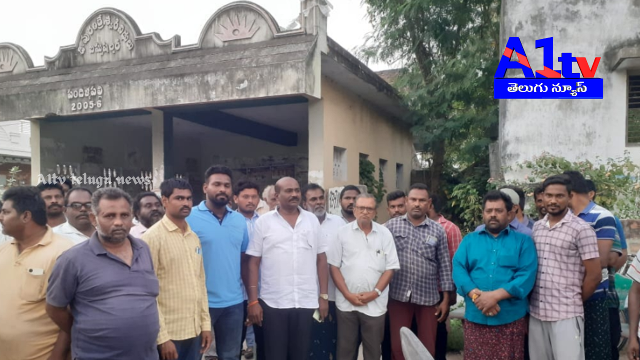 In Veta Palem, locals staged a protest demanding the implementation of the free sand policy. They expressed concerns about the issues they faced with sand extraction and truck seizures.