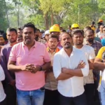 RFCL మజ్దూర్ యూనియన్ నాయకుడు అంబటి నరేష్ ఆధ్వర్యంలో కార్మికులు చేపట్టిన సమ్మెకు BRS కార్మిక నేత కౌశిక్ హరి మద్దతు ప్రకటించారు. RFCL యాజమాన్యం కార్మికుల సమస్యలను పట్టించుకోకుండా కాలయాపన చేస్తోందని విమర్శించారు. యూరియా ఉత్పత్తికి కీలకం అయిన కార్మికులను విస్మరించడం అన్యాయమని, వారి సమస్యలు పరిష్కరించాల్సిన అవసరం ఉందని పేర్కొన్నారు. కార్మికుల హక్కులను కాపాడేందుకు బలమైన పోరాటం అవసరమని కౌశిక్ హరి స్పష్టం చేశారు. బీహారి హటావో నినాదాలతో కార్మికుల ఆగ్రహావేశాలు వెల్లువెత్తుతున్నాయి. RFCL యాజమాన్యం తక్షణమే కార్మికులతో చర్చలు జరిపి సమస్యలకు పరిష్కారం చూపించాలని డిమాండ్ చేశారు. ఈ క్రమంలో, మార్చ్ 6న హైద్రాబాద్‌లోని RLC కార్యాలయంలో కార్మిక సంఘాల ప్రతినిధులతో చర్చలు జరగనున్నాయి. ఈ చర్చలు సఫలం కాకుంటే, కార్మికుల హక్కుల కోసం చట్టబద్ధ సమ్మెకు వెనుకాడబోయేది లేదని కార్మిక నాయకులు తేల్చిచెప్పారు. RFCL యాజమాన్యం తన వైఖరిలో మార్పు తేవాలని, లేకపోతే కార్మికులు మరింత తీవ్రంగా ఆందోళన చేపడతారని హెచ్చరించారు. కార్మికుల సంక్షేమాన్ని పట్టించుకోవాల్సిన బాధ్యత యాజమాన్యానిదని, సమ్మెకు దారి తీసే విధంగా వ్యవహరించొద్దని కార్మిక సంఘాల నేతలు సూచించారు. కార్మికుల డిమాండ్లు నెరవేరే వరకు పోరాటాన్ని కొనసాగిస్తామని, వారి హక్కుల కోసం ఎలాంటి సంయమనం పాటించబోమని స్పష్టం చేశారు.