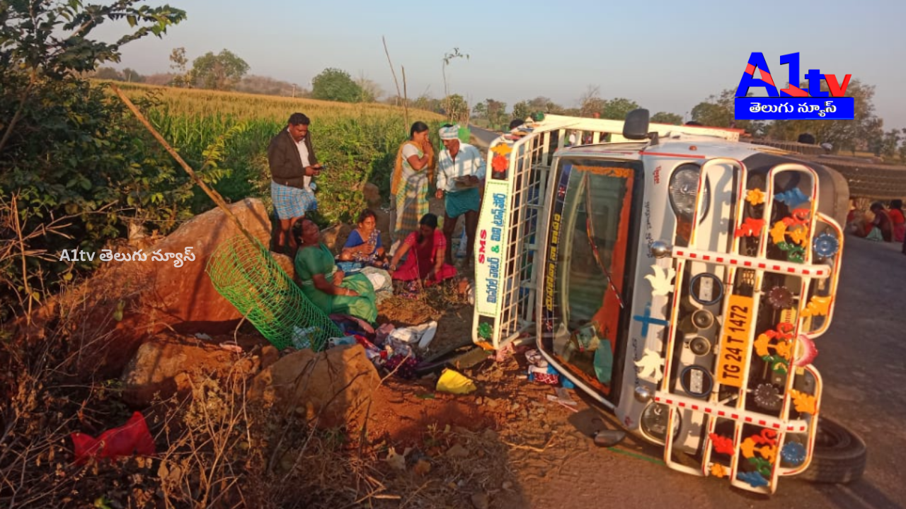 A laborers’ vehicle overturned in Warangal, killing one and injuring 28. Overloading is suspected to be the cause of the accident.