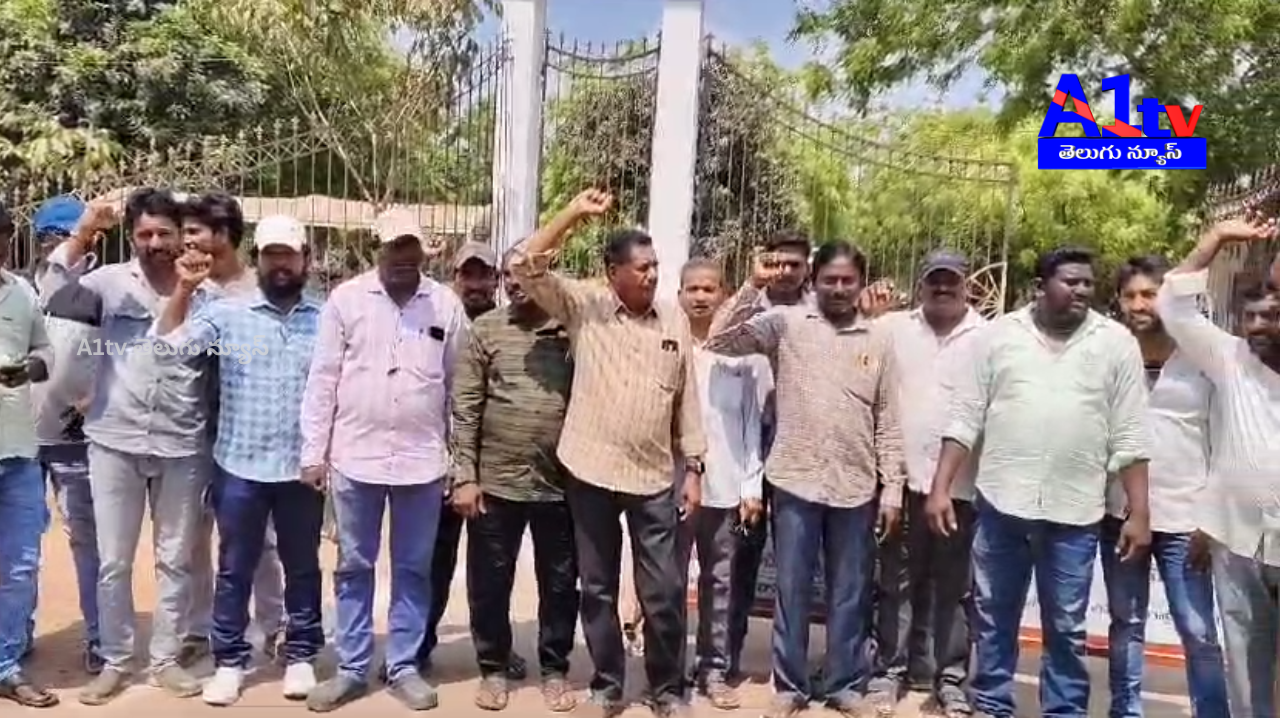 Spot billing workers, employed for 25 years, protested at the Collector’s office, fearing job losses due to smart meters.