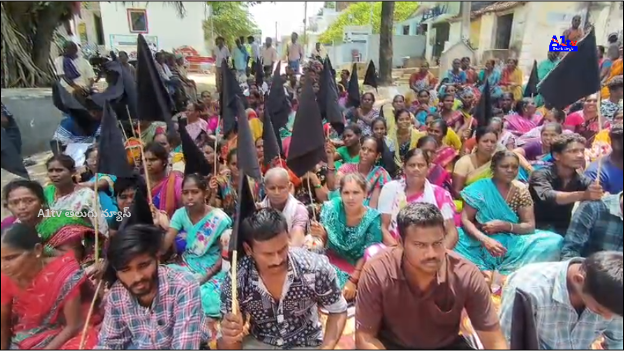 Dalit unions protested demanding SI Boddu Devi's suspension and fair investigation over a clash during a temple event in Vallampudi.
