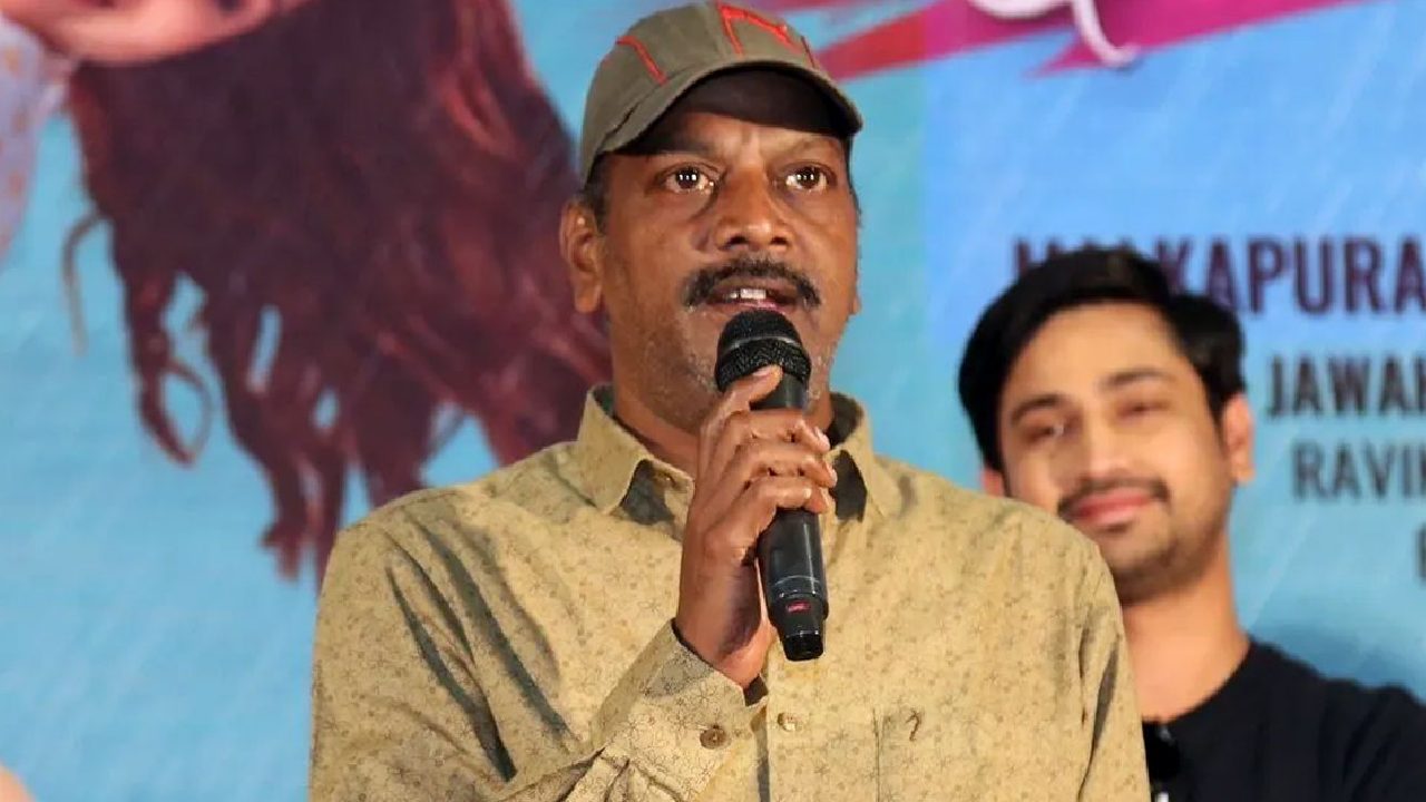 టాలీవుడ్లో తీవ్ర విషాదం చోటుచేసుకుంది.ప్రముఖ దర్శకుడు రవికుమార్ చౌదరి ఈరోజు హఠాన్మరణానికి గురయ్యారు.అప్పుడప్పుడే బాగుపడుతున్న ఆరోగ్య పరిస్థితి ఒక్కసారిగా విషమించడంతో ఆయన తుదిశ్వాస విడిచినట్టు కుటుంబ సభ్యులు తెలిపారు.'ఇది ప్రేమ కాదురా', 'యజ్ఞం', 'ఎమోషన్ల్ క్రియేటివ్ సినిమాలు' వంటి హిట్ చిత్రాలతో ప్రేక్షకుల మనసులలో స్థానం సంపాదించిన రవికుమార్ చౌదరి ఇక లేరన్న వార్త సినీ ప్రముఖుల మనసులను కలిచివేస్తోంది.చిత్ర పరిశ్రమలో చాలామంది సెలబ్రిటీలు సోషల్ మీడియాలో సంతాపం తెలిపారు.దర్శకుడు తనదైన శైలిలో కథ చెప్పడంలో మేటిగా గుర్తింపు పొందారు.అయితే ఈ అనూహ్యమైన మృతి సినీ వర్గాలపై తీవ్ర ప్రభావాన్ని చూపుతోంది.ఇలాంటి మేధావి దర్శకుడి ఊహించని ప్రస్థానం ముగిసిపోవడం… బాధాకరం. రవికుమార్ చౌదరి కుటుంబానికి మా ప్రగాఢ సానుభూతి తెలియజేస్తున్నాం.ఈయన సృజనాత్మకత ఎప్పటికీ చిరస్థాయిగా నిలిచిపోతుంది