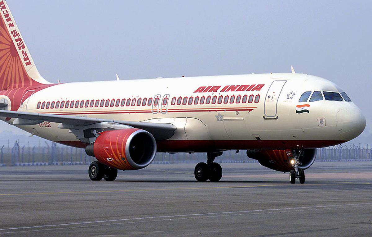 ఇరాన్ – ఇజ్రాయెల్ మధ్య ఉద్రిక్తతలు పెరుగుతున్న నేపథ్యంలో ఆ దేశ గగనతలాన్ని ఉపయోగించడాన్ని విమానయాన సంస్థలు నివారిస్తున్నాయి. పాసింజర్ల భద్రతను దృష్టిలో ఉంచుకుని, ఎయిర్ ఇండియా కీలక నిర్ణయం తీసుకుంది. ఈ నిర్ణయం వల్ల కొన్నివిమానాల ప్రయాణ సమయం పెరగనుంది. కానీ ప్రయాణికుల భద్రతే ప్రథమ లక్ష్యంగా సంస్థ వ్యవహరిస్తోంది.ఇరాన్ గగనతలాన్ని దాటి వెళ్తున్న ఢిల్లీ – లండన్, ఢిల్లీ – టొరంటో, ముంబయి – అమెరికా రూట్లపై ప్రభావం పడినట్లు సమాచారం. యాత్రాప్రణాళికల్లో ప్రయాణికులు మార్పులు చేసుకోవలసిన అవసరం ఉందని అధికారులు సూచిస్తున్నారు.ప్రస్తుతం పలు అంతర్జాతీయ విమానయాన సంస్థలు కూడా ఇరాన్ గగనతలాన్ని తప్పించుకుని ప్రత్యామ్నాయ మార్గాల్లో ప్రయాణిస్తున్నాయి. పరిస్థితిని సమీక్షిస్తూ ఎయిర్ ఇండియా నిర్ణయాలను తాజాగా తీసుకుంటుంది.ఇటువంటి పరిస్థితుల్లో ఎప్పటికప్పుడు అధికారిక సమాచారం కోసం ఎయిర్ ఇండియా వెబ్‌సైట్ లేదా సంబంధిత విమానాశ్రయ అధికారులతో సంప్రదించాల్సిందిగా యాత్రికులకు విజ్ఞప్తి.