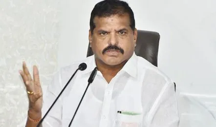 వెన్నుపోటు దినం సందర్భంగా జరిగిన పార్టీ కార్యక్రమంలో మంత్రి బొత్స సత్యనారాయణ అకస్మాత్తుగా అస్వస్థతకు గురయ్యారు.ప్రభుత్వ కార్యాలయంలో నిర్వహించిన ఈ కార్యక్రమంలో బొత్స ప్రసంగిస్తున్న సమయంలో ఒక్కసారిగా కుప్పకూలిపోయారు.అతనికి వెంటనే వైద్యసాయం అందజేయడంతో స్థితి నిలకడగా ఉందని సమాచారం.వైద్యులు దీన్ని తీవ్ర ఒత్తిడి వల్ల లేదా రక్తపోటు సమస్య వల్ల జరిగి ఉండొచ్చని ప్రాథమికంగా అంచనా వేస్తున్నారు.ఈ ఘటనకు సంబంధించిన వీడియోలు సోషల్ మీడియాలో వైరల్ అవుతున్నాయి.పార్టీ శ్రేణులు, అభిమానులు మంత్రి ఆరోగ్యంపై ఆందోళన వ్యక్తం చేస్తున్నారు.ప్రస్తుతం ఆయన హాస్పిటల్లో చికిత్స పొందుతుండగా, డాక్టర్లు పూర్తిగా విశ్రాంతి తీసుకోవాలని సూచించారు.వెన్నుపోటు బాధితుల సంక్షేమం కోసం జరిగే కార్యక్రమంలో ఇలా అనుకోకుండా మంత్రి అస్వస్థతకు గురవడం కలకలం రేపింది.పార్టీ వర్గాలు త్వరలోనే పూర్తి సమాచారం తెలియజేస్తామని వెల్లడించాయి.