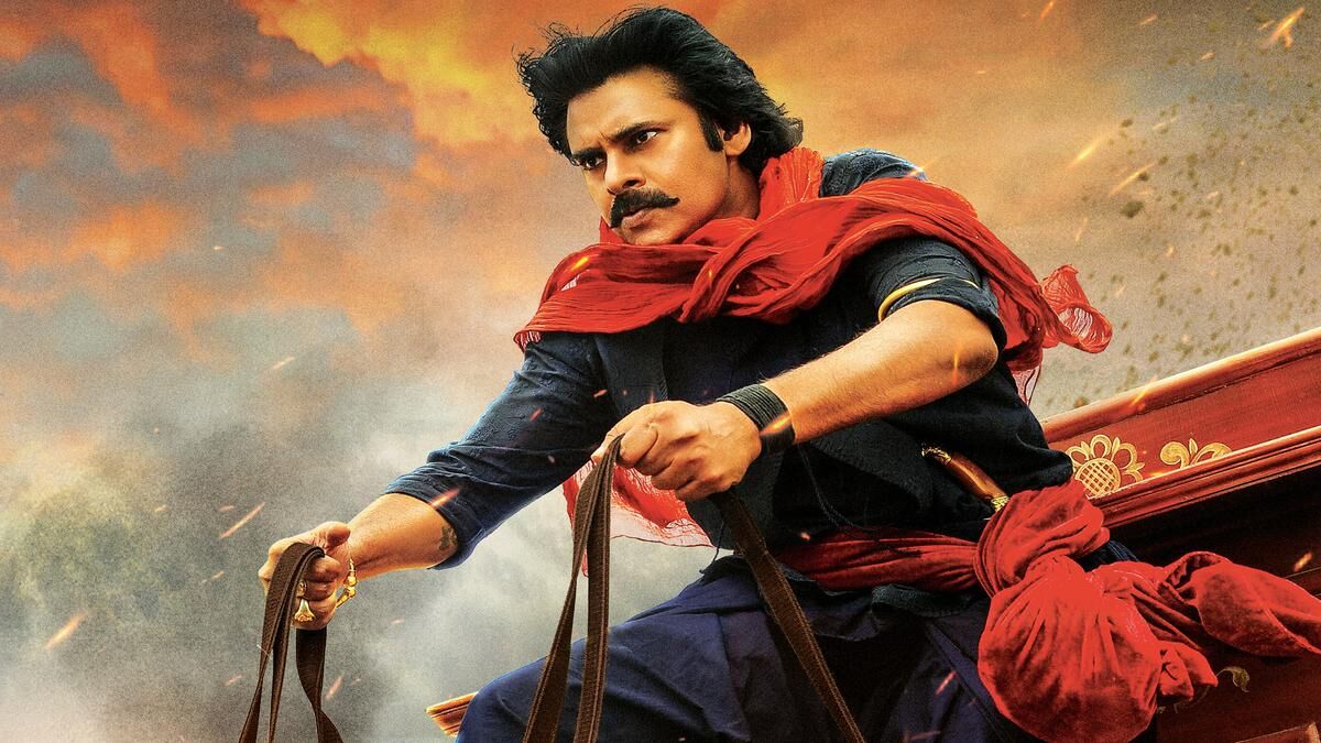 పవన్ కల్యాణ్ ప్రధాన పాత్రలో నటిస్తున్న హరిహర వీరమల్లు చిత్రం విడుదలపై ఆసక్తికర పరిణామాలు చోటు చేసుకున్నాయి. జూన్ 12న థియేటర్లలోకి రావాల్సిన ఈ భారీ పీరియాడిక్ మూవీ, తాజాగా వాయిదా పడింది.చిత్రానికి సంబంధించి పోస్ట్ ప్రొడక్షన్ పనులు ఇంకా పూర్తి కాకపోవడంతో, చిత్రబృందం నిర్ణయం తీసుకుంది. గ్రాఫిక్స్, బీజీఎం, క్లైమాక్స్ షాట్స్ వంటి కీలక భాగాలు ప్రస్తుతం చివరి దశలో ఉన్నాయని సమాచారం.కొన్ని సోషల్ మీడియా పేజీలు, యూట్యూబ్ చానళ్లు ఈ సినిమా కొత్త విడుదల తేదీగా “జూలై లేదా ఆగస్టు” అని ప్రకటించడం, అభిమానులను మోసపుచేసింది.ఈ నేపథ్యంలో చిత్రబృందం అధికారికంగా స్పందించింది.హరిహర వీరమల్లు విడుదల తేదీపై ఎలాంటి తుది నిర్ణయం తీసుకోలేదు.పక్కా తేదీ త్వరలో అధికారికంగా ప్రకటిస్తాం. అభిమానులు & ప్రేక్షకులు ఫేక్ న్యూస్‌పై నమ్మకాన్ని ఉంచకండి" అని స్పష్టం చేసింది