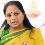 కాళేశ్వరం ప్రాజెక్టుపై విచారణ కాంగ్రెస్ ప్రభుత్వ రాజకీయ కక్ష సాధింపేనని ఎమ్మెల్సీ కవిత ఆరోపించారు. కేసీఆర్‌కు నోటీసులు జారీ చేయడాన్ని ఆమె తీవ్రంగా ఖండించారు.కాంగ్రెస్ కమిషన్ పేరుతో మాజీ సీఎంపై ప్రతీకార చర్యలు జరుగుతున్నాయని విమర్శించారు.ధర్నా చౌక్‌లో తెలంగాణ జాగృతి ఆధ్వర్యంలో నిరసన చేపట్టారు.ఇది రాజకీయ షోకేస్, సత్యం బయటకు వస్తుందని కవిత స్పష్టం చేశారు.రైతుల సంక్షేమం కోసం కాళేశ్వరం ప్రాజెక్టు నిర్మించామన్నారు.ప్రపంచంలో అతిపెద్దలిఫ్టు ఇరిగేషన్ ప్రాజెక్ట్‌ను లక్ష్యం చేసి దుష్ప్రచారం చేస్తున్నారని ఆరోపించారు.కాంగ్రెస్ పాలనలో రైతులు నష్టపోతున్నారని ఆందోళన వ్యక్తం చేశారు.కేసీఆర్‌ను లక్ష్యంగా చేసుకోవడం ప్రజా వ్యతిరేక చర్యగా పేర్కొన్నారు.ఈ ఆరోపణల వెనుక నైతికంగా న్యూజన పట్టని కుట్రే దాగి ఉందని పేర్కొన్నారు.