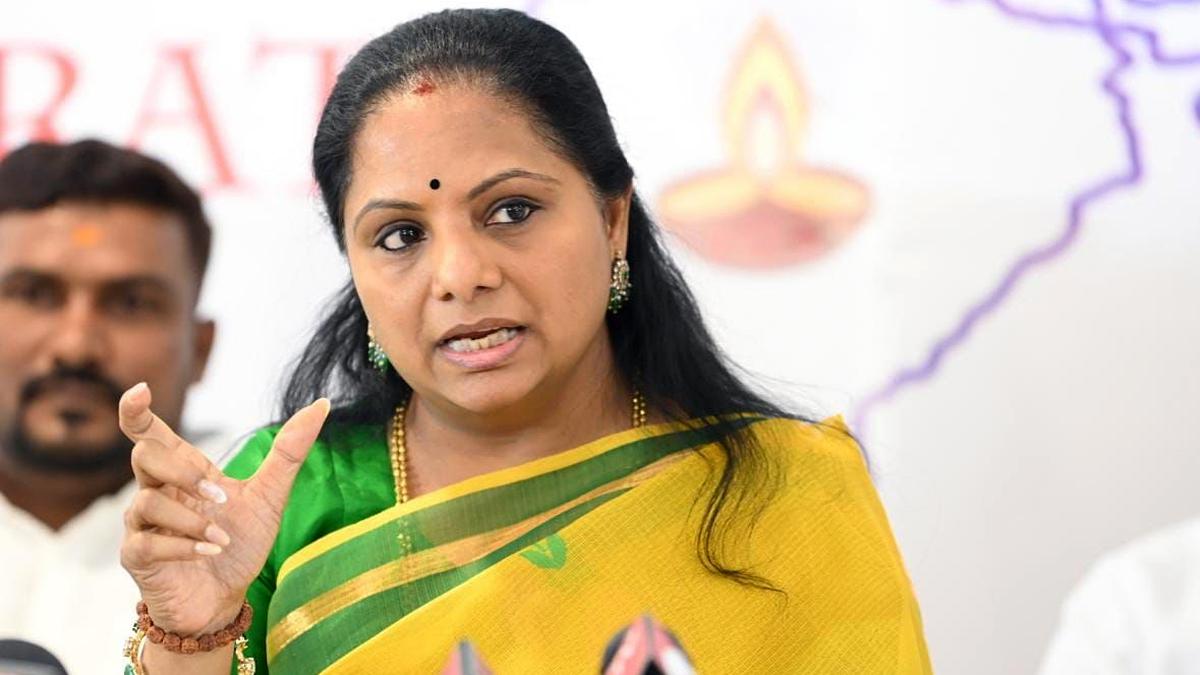 కాళేశ్వరం ప్రాజెక్టుపై విచారణ కాంగ్రెస్ ప్రభుత్వ రాజకీయ కక్ష సాధింపేనని ఎమ్మెల్సీ కవిత ఆరోపించారు. కేసీఆర్‌కు నోటీసులు జారీ చేయడాన్ని ఆమె తీవ్రంగా ఖండించారు.కాంగ్రెస్ కమిషన్ పేరుతో మాజీ సీఎంపై ప్రతీకార చర్యలు జరుగుతున్నాయని విమర్శించారు.ధర్నా చౌక్‌లో తెలంగాణ జాగృతి ఆధ్వర్యంలో నిరసన చేపట్టారు.ఇది రాజకీయ షోకేస్, సత్యం బయటకు వస్తుందని కవిత స్పష్టం చేశారు.రైతుల సంక్షేమం కోసం కాళేశ్వరం ప్రాజెక్టు నిర్మించామన్నారు.ప్రపంచంలో అతిపెద్దలిఫ్టు ఇరిగేషన్ ప్రాజెక్ట్‌ను లక్ష్యం చేసి దుష్ప్రచారం చేస్తున్నారని ఆరోపించారు.కాంగ్రెస్ పాలనలో రైతులు నష్టపోతున్నారని ఆందోళన వ్యక్తం చేశారు.కేసీఆర్‌ను లక్ష్యంగా చేసుకోవడం ప్రజా వ్యతిరేక చర్యగా పేర్కొన్నారు.ఈ ఆరోపణల వెనుక నైతికంగా న్యూజన పట్టని కుట్రే దాగి ఉందని పేర్కొన్నారు.