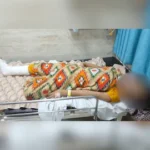 వేధింపుల బాధితురాలిగా న్యాయం కోరిన ఓ బాలికపై భయానకంగా దాడి జరిగింది. ఆ బాలిక చెప్పింది విన్న మహిళ, తన భర్తతో కలిసి ఆమెను రెండు అంతస్తుల భవనం పైనుంచి తోసిన దారుణ ఘటన వెలుగులోకి వచ్చింది.ఒక యువ బాలిక ఆమెను ఓ వ్యక్తి పలుమార్లు వేధిస్తున్నాడని చెప్పింది. ఆ వ్యక్తి మరెవరో కాదు తన పొరుగింటి మహిళ భర్త అని చెప్పింది. బాలిక చెప్పిన విషయాన్ని మొదట ఆ మహిళ విశ్వసించలేదు. కానీ ఆ విషయంపై భర్తతో తీవ్ర వాగ్వాదం జరిగింది. ఆవేశంతో ఉన్న మహిళ, ఆ బాలికపై కోపం పట్టించుకుంది. కానీ ఈ సంఘటన అక్కడితో ఆగలేదు. ఆమె తన భర్తతో కలిసి బాలికను వారి నివాసమైన రెండు అంతస్తుల భవనం పైనుంచి తోసేశారు. భవన పైనుంచి పడిన బాలికకు తీవ్ర గాయాలయ్యాయి. కాలుకు ఫ్రాక్చర్, వెన్నెముకకు గాయాలు కాగా, తక్షణమే ఆమెను ఆసుపత్రికి తరలించారు. బాధిత బాలిక కుటుంబ సభ్యుల ఫిర్యాదు మేరకు, కానిస్టేబుల్ దంపతులపై Attempt to Murder, POCSO చట్టం, మరియు ఇతర సంబంధిత సెక్షన్ల కింద కేసు నమోదు చేశారు. ప్రస్తుతం ఇద్దరూ పోలీసుల అదుపులో ఉన్నారు. బాలిక ఆరోగ్యం ప్రస్తుతం నిలకడగా ఉందని వైద్యులు వెల్లడించారు. ఈ సంఘటన బాధితురాలే నిందితురాలిగా మలచబడే విధంగా సమాజం ఎలా స్పందిస్తున్నదో చూపిస్తున్న ఉదాహరణ. న్యాయం కోసం పెదవి విప్పిన ఓ బాలికకు ఈ విధంగా స్పందించడం అత్యంత బాధాకరం. బాధితురాలికి న్యాయం జరగాలని సామాజికవేత్తలు, మానవహక్కుల సంఘాలు డిమాండ్ చేస్తున్నాయి.