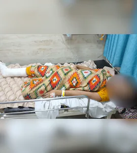 వేధింపుల బాధితురాలిగా న్యాయం కోరిన ఓ బాలికపై భయానకంగా దాడి జరిగింది. ఆ బాలిక చెప్పింది విన్న మహిళ, తన భర్తతో కలిసి ఆమెను రెండు అంతస్తుల భవనం పైనుంచి తోసిన దారుణ ఘటన వెలుగులోకి వచ్చింది.ఒక యువ బాలిక ఆమెను ఓ వ్యక్తి పలుమార్లు వేధిస్తున్నాడని చెప్పింది. ఆ వ్యక్తి మరెవరో కాదు తన పొరుగింటి మహిళ భర్త అని చెప్పింది. బాలిక చెప్పిన విషయాన్ని మొదట ఆ మహిళ విశ్వసించలేదు. కానీ ఆ విషయంపై భర్తతో తీవ్ర వాగ్వాదం జరిగింది. ఆవేశంతో ఉన్న మహిళ, ఆ బాలికపై కోపం పట్టించుకుంది. కానీ ఈ సంఘటన అక్కడితో ఆగలేదు. ఆమె తన భర్తతో కలిసి బాలికను వారి నివాసమైన రెండు అంతస్తుల భవనం పైనుంచి తోసేశారు. భవన పైనుంచి పడిన బాలికకు తీవ్ర గాయాలయ్యాయి. కాలుకు ఫ్రాక్చర్, వెన్నెముకకు గాయాలు కాగా, తక్షణమే ఆమెను ఆసుపత్రికి తరలించారు. బాధిత బాలిక కుటుంబ సభ్యుల ఫిర్యాదు మేరకు, కానిస్టేబుల్ దంపతులపై Attempt to Murder, POCSO చట్టం, మరియు ఇతర సంబంధిత సెక్షన్ల కింద కేసు నమోదు చేశారు. ప్రస్తుతం ఇద్దరూ పోలీసుల అదుపులో ఉన్నారు. బాలిక ఆరోగ్యం ప్రస్తుతం నిలకడగా ఉందని వైద్యులు వెల్లడించారు. ఈ సంఘటన బాధితురాలే నిందితురాలిగా మలచబడే విధంగా సమాజం ఎలా స్పందిస్తున్నదో చూపిస్తున్న ఉదాహరణ. న్యాయం కోసం పెదవి విప్పిన ఓ బాలికకు ఈ విధంగా స్పందించడం అత్యంత బాధాకరం. బాధితురాలికి న్యాయం జరగాలని సామాజికవేత్తలు, మానవహక్కుల సంఘాలు డిమాండ్ చేస్తున్నాయి.