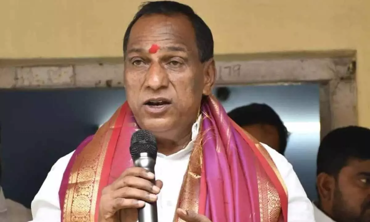 తెలంగాణలో రేవంత్ రెడ్డి నాయకత్వంలోని ప్రభుత్వంపై మాజీ మంత్రి మల్లారెడ్డి తీవ్ర విమర్శలు చేశారు. అయన అభిప్రాయంలో రాష్ట్రం ప్రస్తుతం కౌరవుల చేతుల్లో ఉందని అన్నారు.మల్లారెడ్డి వెల్లడించినట్లుగా, కాంగ్రెస్ పాలనలో అన్ని రంగాలు విఫలమయ్యాయని, ప్రజలకు అవసరమైన సేవలు అందించడం అసమర్ధతకు గురి అయిందని పేర్కొన్నారు.