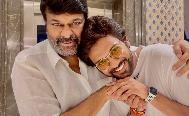 ప్రతి ఏడాది తెలుగు సినీ అభిమానులు ఎదురుచూసే ప్రత్యేక సమయం సంక్రాంతి సినిమాల పోటీ. పెద్దెత్తున విడుదలయ్యే సినిమాలతో థియేటర్లలో పండుగ వాతావరణమే కనిపిస్తుంది.ఈసారి కూడా అదే తరహాలో మూడు పెద్ద చిత్రాలు సంక్రాంతి బరిలోకి దిగనున్నాయి.మెగాస్టార్ చిరంజీవి ప్రధాన పాత్రలో ఓ భారీ మాస్ ఎంటర్టైనర్మాస్ మహారాజ రవితేజ నటిస్తున్న యాక్షన్ థ్రిల్లర్యు వ నటుడు నవీన్ పొలిశెట్టి వినూత్న కథతో తెరకెక్కిస్తున్న కామెడీ మూవీఈ మూడు సినిమాలు ఒకే టైంలో విడుదల అవ్వడం గతేడాది త్రిముఖ పోటీని గుర్తుచేస్తోంది. అప్పట్లో కూడా మూడు పెద్ద సినిమాలు బాక్సాఫీస్‌ వద్ద తలపడగా, ప్రేక్షకుల నుండి మంచి స్పందనలే వచ్చాయి. ఇప్పుడు మరోసారి అదే హంగామా మళ్ళీ రిపీట్ కానుంది. మెగా అభిమానులు, మాస్ ఆడియెన్స్, యువత మధ్య విభిన్న రుచులకు తగిన సినిమాలు థియేటర్లను శోభాయమానంగా మార్చబోతున్నాయి.ఈ సంక్రాంతికి గట్టిగ ప్రొమోషన్లు, పాటలు, ట్రైలర్లతో హైప్ పెంచుతున్న ఈ చిత్రాలు, బాక్సాఫీస్ వద్ద ఎవరు పైచేయి సాధిస్తారన్నది ఆసక్తికరంగా మారింది.