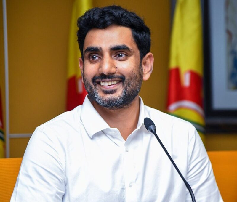 తెలుగుదేశం పార్టీ జాతీయ ప్రధాన కార్యదర్శి నారా లోకేష్ విద్యారంగంపై తన నిబద్ధతను మరోసారి చాటిచెప్పారు. చదువుకునే ప్రతి విద్యార్థికి 'తల్లికి వందనం' అనే కార్యక్రమాన్ని ప్రారంభించనున్నట్టు ప్రకటించారు. విద్యార్ధి జీవితంలో తల్లి పాత్ర అమూల్యమని,వారిని స్పూర్తిగా తీసుకొని ప్రతి విద్యార్థి ముందుకు వెళ్లాలని లోకేష్ పిలుపునిచ్చారు. 67.27 లక్షల మంది విద్యార్థుల తల్లుల ఖాతాల్లో రూ.8745 కోట్లు జమ చేస్తునట్టు ప్రకటించారు. ప్రత్యేకించి పల్లెల్లో చదువుతున్న బాలబాలికలు తమ తల్లుల కృషిని గుర్తుంచుకోవాలంటూ, వారి ఆశీర్వాదంతో చదువులో రాణించాలని సూచించారు. ‘తల్లికి వందనం’ కార్యక్రమాన్ని ప్రతియేటా నిర్వహించనున్నట్టు సమాచారం.చదువు ద్వారా రాష్ట్రం అభివృద్ధి చెందుతుందన్న నమ్మకంతో విద్యార్థులకు ప్రోత్సాహకాలు, స్కాలర్షిప్‌లు, మౌలిక సదుపాయాలపై లోకేష్ దృష్టి పెట్టనున్నారు.