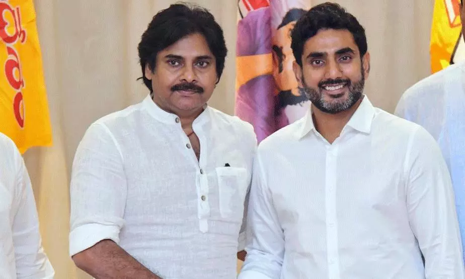 యువగళం పాదయాత్రతో రాష్ట్ర రాజకీయాలలో కొత్త చైతన్యం వచ్చింది.ఈ పాదయాత్రపై రూపొందించిన పుస్తకాన్ని ప‌వ‌న్ కల్యాణ్ మరియు ఇతర మంత్రులకు లోకేశ్ అందజేశారు. డిప్యూటీ ముఖ్యమంత్రి ఈ పుస్తకాన్ని ప్రశంసిస్తూ యువగళం ఉద్యమం ప్రజల హృదయాలను తాకిందని పేర్కొన్నారు.ఈ పుస్తకం రాష్ట్ర యువతకు స్ఫూర్తిగా నిలుస్తుందని అంచనా.