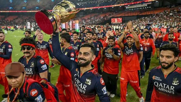 బెంగళూరులో RCB విజయోత్సవ కార్యక్రమం ఘోర విషాదంగా మారిన ఘటనపై ప్రాథమిక దర్యాప్తులో కొన్ని కీలక అంశాలు వెలుగులోకి వచ్చాయి.ఉచిత పాస్‌ల పంపిణీ, గేట్ల అకాల మూసివేత, మరియు అనూహ్యంగా భారీ సంఖ్యలో అభిమానుల తరలివస్తూ ఉండటం వల్లే ఈ ప్రమాదం చోటుచేసుకున్నదని అధికారులు ప్రాథమికంగా అంచనా వేస్తున్నారు.చిన్నస్వామి స్టేడియం వద్ద జరిగిన ఈ తొక్కిసలాటలో 11 మంది మృతి చెందడం, అనేకమంది గాయపడటం నేపథ్యంలో, నిర్వహణలో తీవ్ర లోపాలు ఉన్నాయని ఆరోపణలు వెల్లువెత్తుతున్నాయి.అందరికి ఉచితంగా ప్రవేశం ఇచ్చినట్టుగా ప్రచారం జరగడం వల్లే ప్రజలు ఎగబడ్డారు, అంటూ పలువురు ప్రత్యక్షసాక్షులు తెలిపారు. కొన్ని గేట్లు మూసివేయడంతో ఒక్కసారిగా హైడ్రస్కేన్ గేట్ల వద్ద నెట్టినేతలు ప్రారంభమయ్యాయని చెబుతున్నారు. ఇప్పటికే రాష్ట్ర ప్రభుత్వం ఈ ఘటనపై ప్రత్యేక విచారణకు ఆదేశాలు జారీ చేసింది. పోలీసు శాఖ, స్టేడియం మేనేజ్‌మెంట్ తీరుపై ప్రశ్నలు తలెత్తుతున్నాయి. బాధిత కుటుంబాలకు న్యాయం జరిగేలా చర్యలు తీసుకుంటామంటూ అధికారులు హామీ ఇచ్చారు.