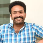 మలయాళ చిత్ర పరిశ్రమలో ప్రముఖ నటుడైన షైన్ టామ్ చాకో తీవ్ర విషాదాన్ని ఎదుర్కొంటున్నారు. ఆయన ప్రయాణిస్తున్న కారు ప్రమాదానికి గురై, ఆయన తండ్రి ప్రాణాలు కోల్పోయారు.వివరాల్లోకి వెళితే ఈ ప్రమాదం సేలం - బెంగళూరు జాతీయ రహదారిపై చోటు చేసుకుంది. షైన్ టామ్ చాకో, తన తండ్రి సి.పి. చాకోతో కలిసి కారులో ప్రయాణిస్తున్న సమయంలో వాహనం నియంత్రణ తప్పి ప్రమాదానికి గురైంది.ప్రమాదంలో సి.పి. చాకో గారు అక్కడికక్కడే మరణించారు. షైన్ టామ్ చాకోకి స్వల్ప గాయాలైనట్లు సమాచారం. ఆయనను సమీప ఆసుపత్రికి తరలించి చికిత్స అందిస్తున్నారు. పోలీసులు ఘటన స్థలానికి చేరుకుని కేసు నమోదు చేశారు. పూర్తి వివరాలు త్వరలో వెల్లడికావొచ్చని అధికారులు తెలిపారు.ఈ వార్త మలయాళ సినీ పరిశ్రమను తీవ్ర విషాదంలోకి నెట్టింది. అభిమానులు, సహనటులు షైన్ టామ్ చాకో కుటుంబానికి తమ సానుభూతి వ్యక్తం చేస్తున్నారు.