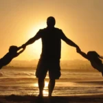 తండ్రి ప్రేమ ఎంత గొప్పదో మళ్లీ ఒక్కసారి ప్రపంచానికి తెలియజెప్పిన ఘ‌ట‌న ఇది. ఫ్లోరిడా రాష్ట్రంలోని ఫోర్ట్ లాడర్‌డేల్ బీచ్‌లో ఓ తండ్రి తన పిల్లలను కాపాడేందుకు సముద్రంలో దూకాడు. ఇద్దరు చిన్నారులను రక్షించాడు. కానీ తాను మాత్రం తిరిగి బయటకు రాలేదు. 33 ఏళ్ల ఆంట్వోన్ విల్సన్ అనే వ్యక్తి తన కుటుంబంతో కలిసి సముద్ర తీరానికి వెళ్లాడు. అక్కడ అచ్ఛానుకోకుండా ఇద్దరు చిన్నారులు నీటిలో కొట్టుకుపోతుండగా తండ్రిగా ఒక్క క్షణం కూడా ఆలస్యం చేయకుండా సముద్రంలోకి దూకాడు. గట్టి ప్రయత్నంతో తన ఇద్దరు పిల్లలను కాపాడిన విల్సన్ తన శరీర శక్తి పూర్తిగా తగ్గిపోవడంతో నీటిలోనే చనిపోయాడు. ఘటనను చూసిన వారు హృదయ విఘాతంగా అభివర్ణిస్తున్నారు. తండ్రి ధైర్యం, త్యాగం అమెరికా మొత్తం కదిలించేసింది. సోషల్ మీడియాలో వేలాది మంది ఈ ఘటనపై స్పందిస్తూ విల్సన్ కుటుంబానికి సంతాపం తెలియజేస్తున్నారు. తండ్రి ప్రేమకు ఇది పరాకాష్ఠ. పిల్లల కోసం ప్రాణాలూ ఇవ్వగలిగిన ఆదర్శ తండ్రిగా ఆంట్వోన్ విల్సన్ పేరు ఎన్నటికీ గుర్తుండిపోతుంది.