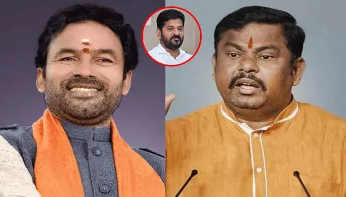 తెలంగాణ ప్రాజెక్టులకు కేంద్ర మంత్రి కిషన్ రెడ్డి అడ్డంకి సృష్టిస్తున్నారని ముఖ్యమంత్రి రేవంత్ రెడ్డి చేసిన వ్యాఖ్యలు రాష్ట్ర రాజకీయాల్లో కలకలం రేపుతున్నాయి. రేవంత్ రెడ్డి విమర్శలపై బీజేపీ ఎమ్మెల్యే రాజాసింగ్ తీవ్రంగా స్పందించారు. ఢిల్లీలో విమర్శలు చేయడం కాదని, ధైర్యం ఉంటే ఇక్కడే అడగొచ్చుగా అని సవాల్ విసిరారు. ముఖ్యమంత్రి రేవంత్ రెడ్డి ఇటీవల ఢిల్లీ పర్యటనలో కేంద్ర మంత్రి కిషన్ రెడ్డిపై తీవ్ర విమర్శలు చేశారు. తెలంగాణకు రావాల్సిన ప్రాజెక్టులకు, నిధులకు కిషన్ రెడ్డి అడ్డుపడుతున్నారని ఆరోపించారు. ఈ వ్యాఖ్యలపై బీజేపీ నేతలు, ముఖ్యంగా గోషామహల్ ఎమ్మెల్యే రాజాసింగ్ గట్టిగా బదులిచ్చారు."మీ ఆరోపణలు నిజమైతే, కేంద్రంలో మీకున్న పలుకుబడిని ఉపయోగించి ప్రధానమంత్రి నరేంద్ర మోడీకి నేరుగా ఫిర్యాదు చేయొచ్చు కదా? ఆయన చర్యలు తీసుకుంటారు. అలా చేయకుండా ఢిల్లీలో విమర్శలు చేయడం, రాజకీయ లబ్ధి పొందడానికే తప్ప మరొకటి కాదు.