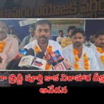 పిఠాపురం మండలం వెల్దుర్తి గ్రామంలో బ్రిడ్జి పనులు పూర్తి చేయాలని నిరాహార దీక్ష చేస్తున్న రైతులు