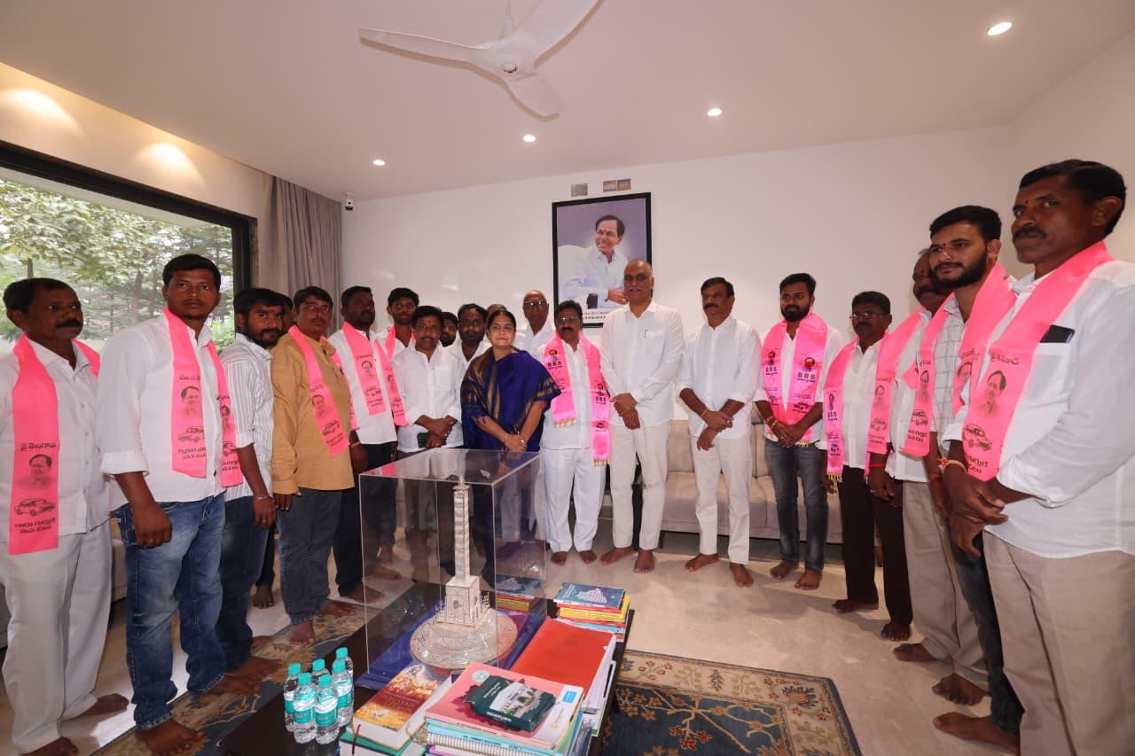 Congress leaders from Narsapur joining BRS in the presence of Harish Rao