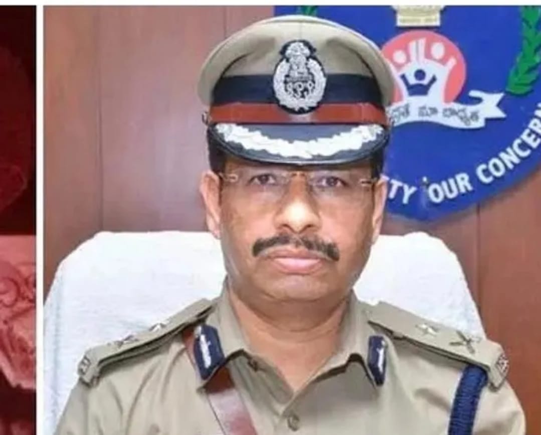 Hyderabad Police Commissioner Sajjanar interrogating iBomma Ravi at the Cyber Crime office