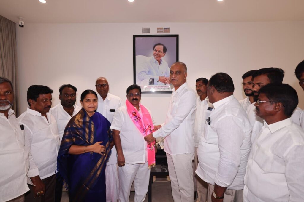 Congress leaders from Narsapur joining BRS in the presence of Harish Rao
