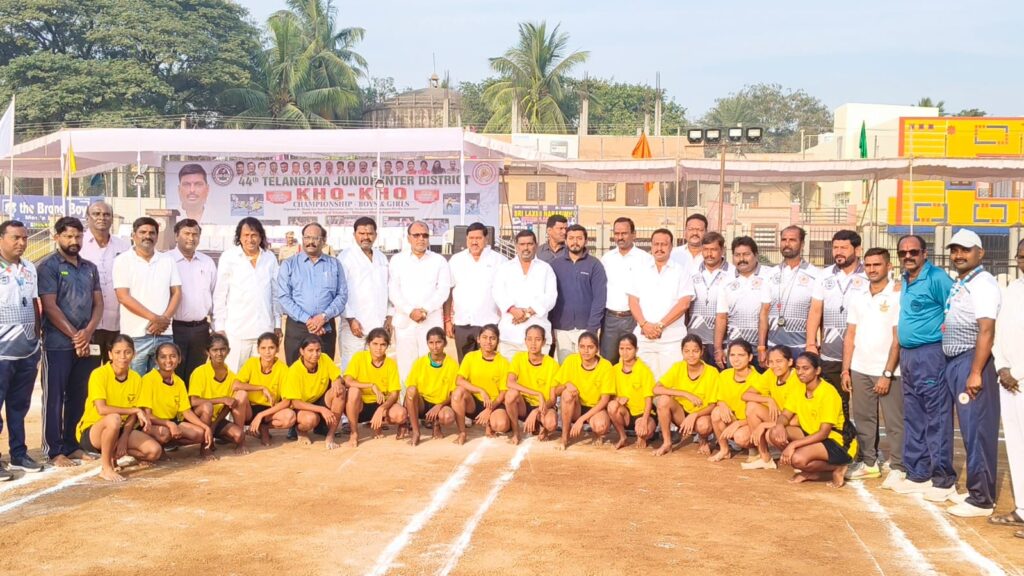 Telangana junior kho kho tournament
పఠాన్ చెరు మైదానంలో 44వ తెలంగాణ జూనియర్ ఖో ఖో పోటీలు