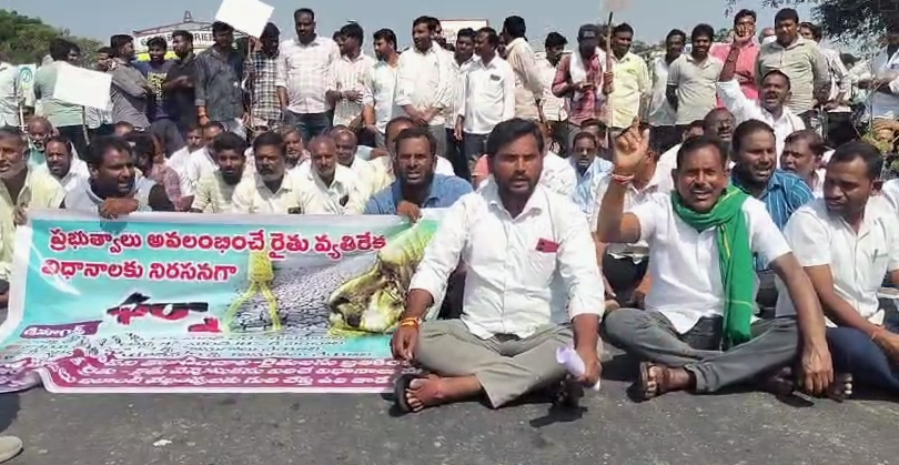 అదిలాబాద్ జిల్లా నేరడిగొండలో జాతీయ రహదారిపై రైతులు ధర్నా చేపట్టిన దృశ్యం