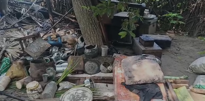 కాకినాడ జిల్లాలో కోరంగి గ్రామంలో మంటల్లో దగ్ధమైన ఇంటి దృశ్యం