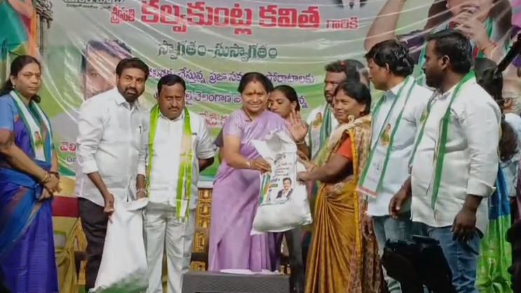 తెలంగాణ జానపద కళాకారులతో కవిత సమావేశం