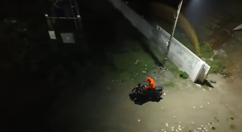 దాడి అనంతరం నిందితుడు బైక్‌పై పరారయ్యాడు