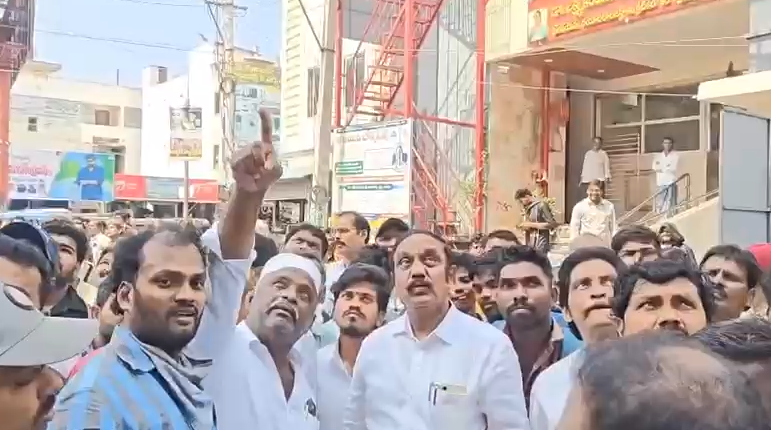 స్థానిక ఎమ్మెల్యే చదలవాడ అరవింద్ బాబు హుటాహుటిన సంఘటన స్థలానికి చేరుకుని పరిస్థితిని పరిశీలించారు.