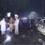 ఢిల్లీ ఎర్రకోట సమీపంలో కారు పేలుడు ఘటన తర్వాత ఘటనాస్థలిని పరిశీలిస్తున్న అమిత్ షా