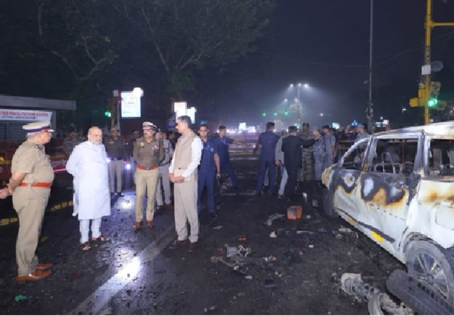 ఢిల్లీ ఎర్రకోట సమీపంలో కారు పేలుడు ఘటన తర్వాత ఘటనాస్థలిని పరిశీలిస్తున్న అమిత్ షా